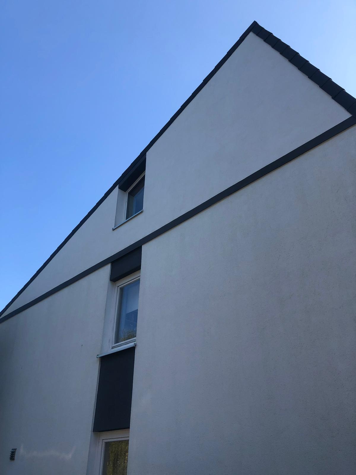 Neu gestrichene Giebelfassade in Querum